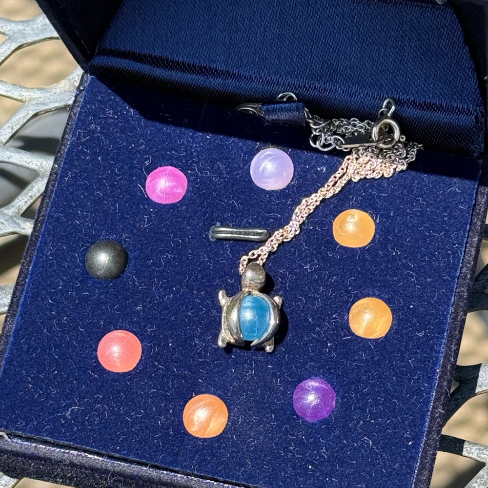Del Sol Sterling Silver Color Changing Pearl Island Turtle Pendant - 16 to 18in